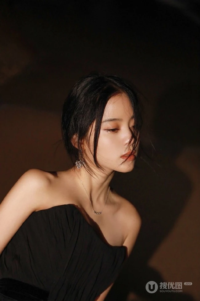 欧阳娜娜迎着明月海边写真照，黑色礼裙长裙着身优美动人