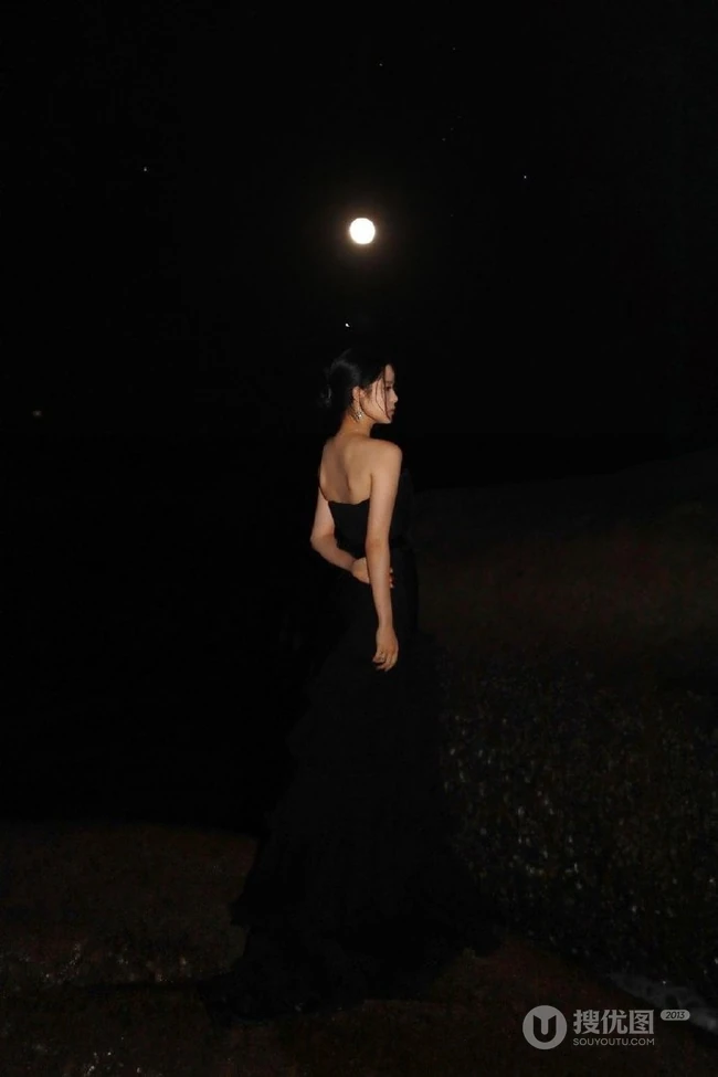 欧阳娜娜迎着明月海边写真照，黑色礼裙长裙着身优美动人