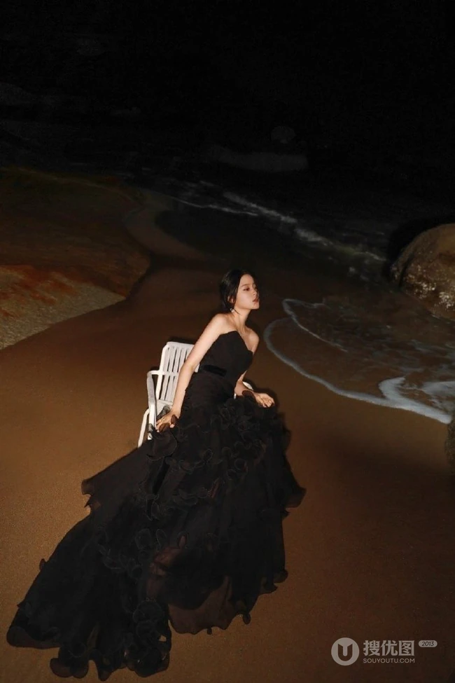 欧阳娜娜迎着明月海边写真照，黑色礼裙长裙着身优美动人
