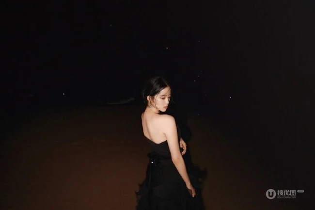 欧阳娜娜迎着明月海边写真照，黑色礼裙长裙着身优美动人