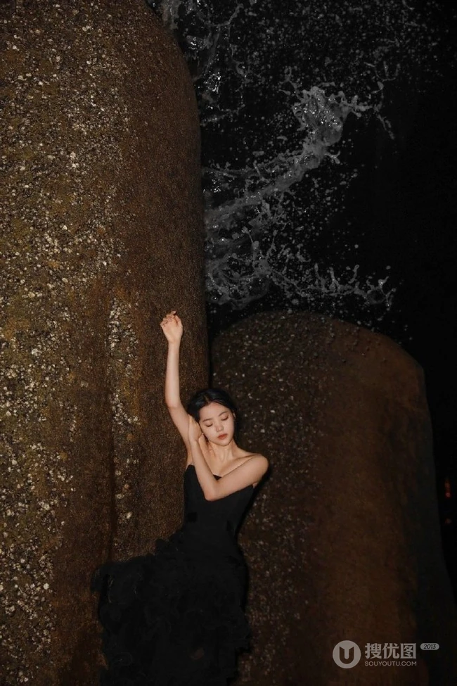欧阳娜娜迎着明月海边写真照，黑色礼裙长裙着身优美动人
