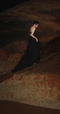 欧阳娜娜迎着明月海边写真照，黑色礼裙长裙着身优美动人