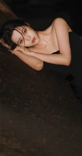 欧阳娜娜迎着明月海边写真照，黑色礼裙长裙着身优美动人