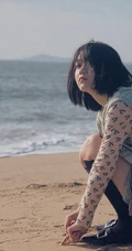 段奥娟学生装格子短裤唯美海边写真图片