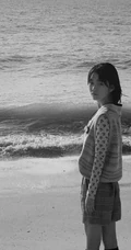 段奥娟学生装格子短裤唯美海边写真图片