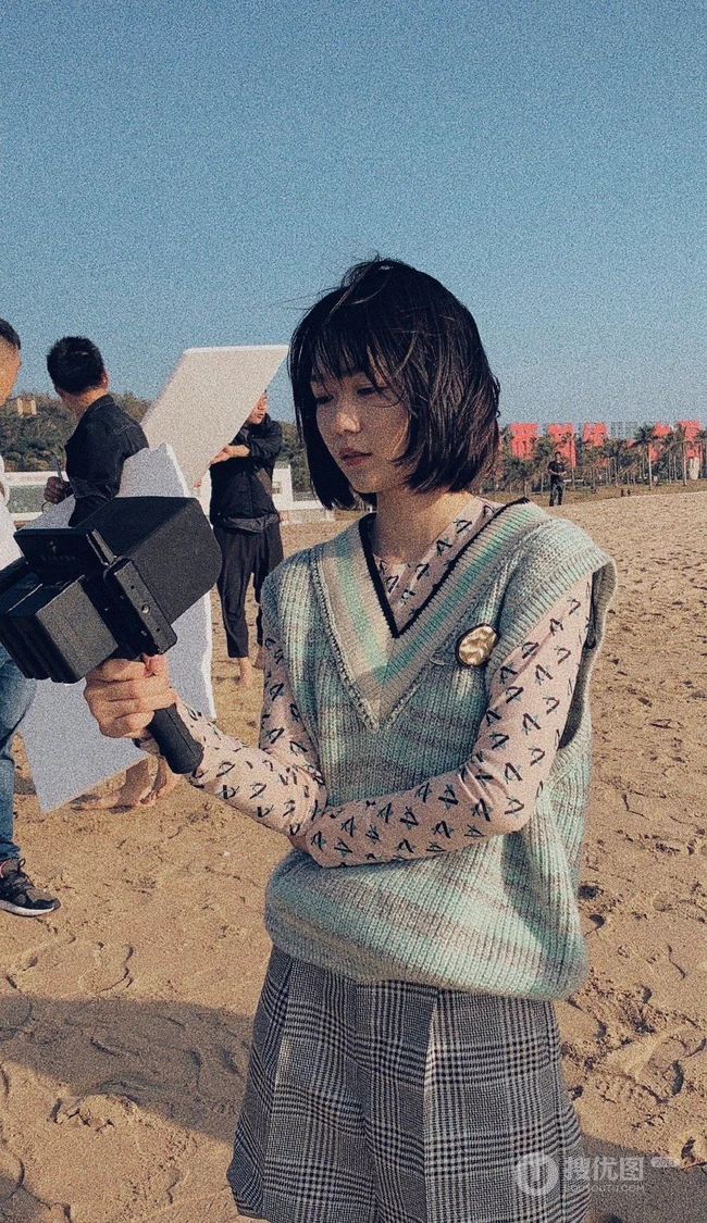段奥娟学生装格子短裤唯美海边写真图片