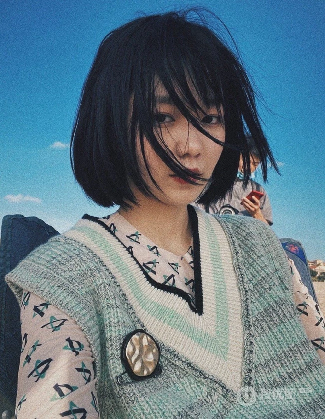 段奥娟学生装格子短裤唯美海边写真图片