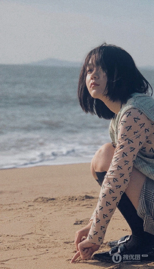 段奥娟学生装格子短裤唯美海边写真图片
