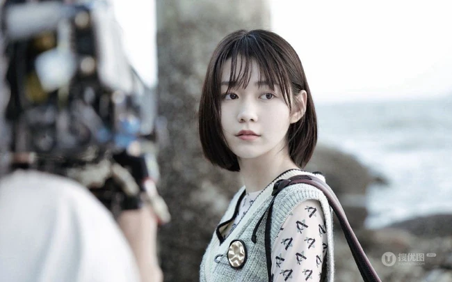 段奥娟学生装格子短裤唯美海边写真图片