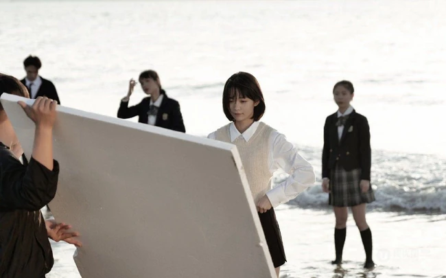 段奥娟学生装格子短裤唯美海边写真图片