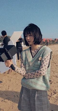段奥娟学生装格子短裤唯美海边写真图片