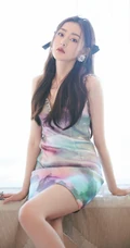 张天爱V领彩裙着身气质甜美室内写真照