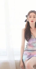 张天爱V领彩裙着身气质甜美室内写真照