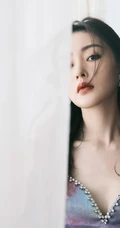 张天爱V领彩裙着身气质甜美室内写真照