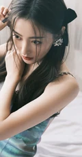 张天爱V领彩裙着身气质甜美室内写真照