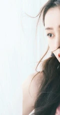 张天爱V领彩裙着身气质甜美室内写真照