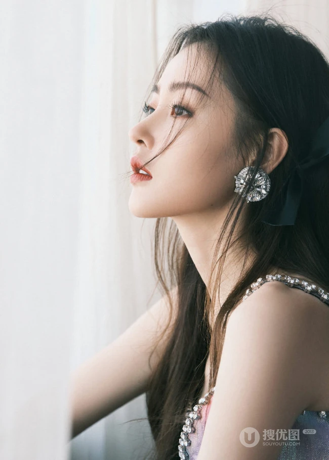 张天爱V领彩裙着身气质甜美室内写真照