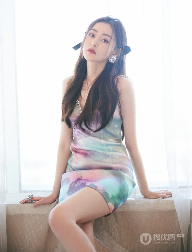 张天爱V领彩裙着身气质甜美室内写真照