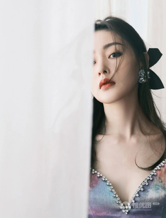 张天爱V领彩裙着身气质甜美室内写真照