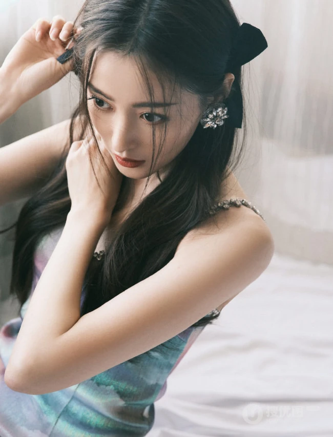 张天爱V领彩裙着身气质甜美室内写真照