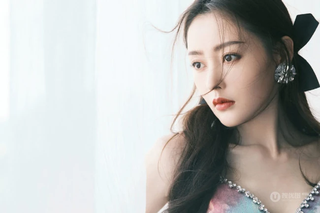 张天爱V领彩裙着身气质甜美室内写真照