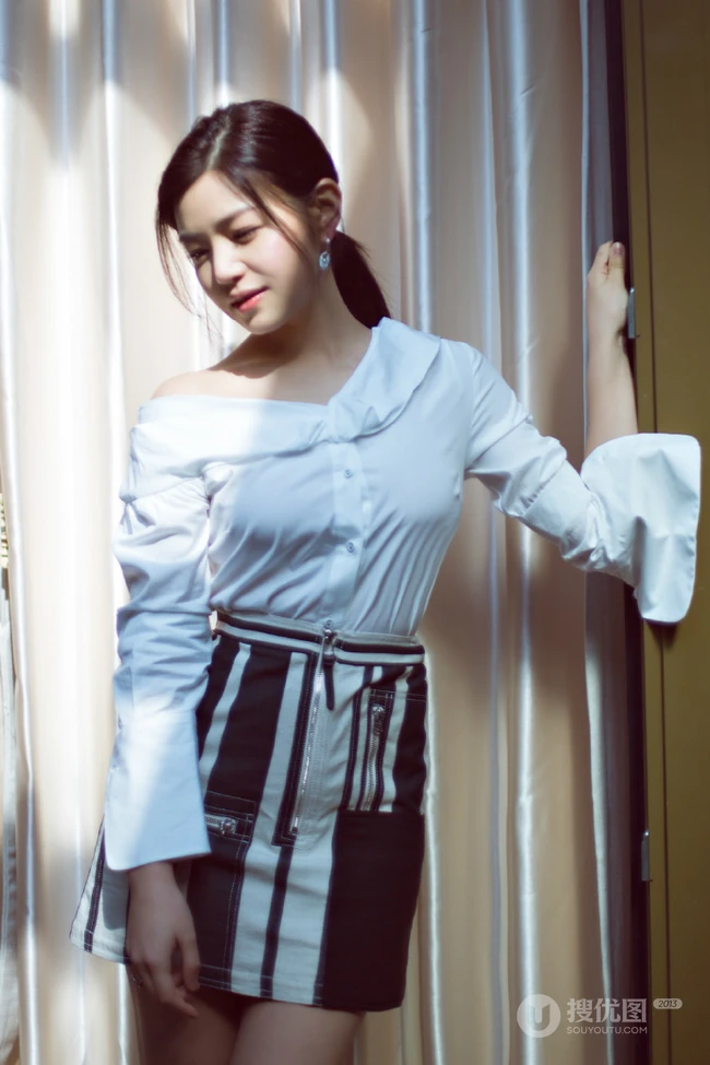 陈妍希白衣短裙甜美可爱写真图片