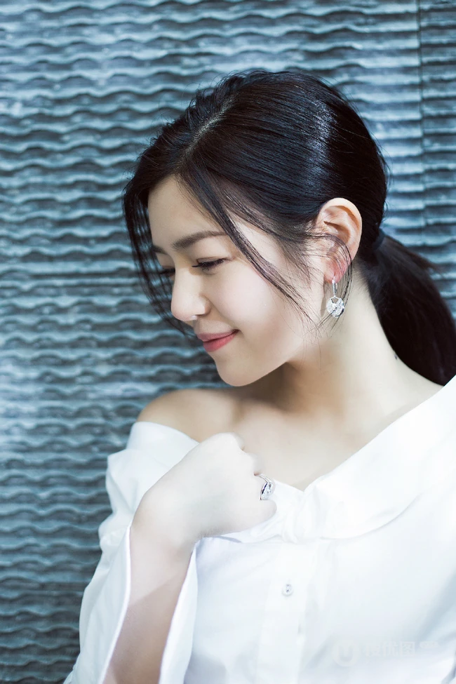 陈妍希白衣短裙甜美可爱写真图片