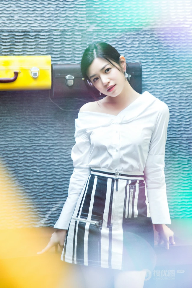 陈妍希白衣短裙甜美可爱写真图片