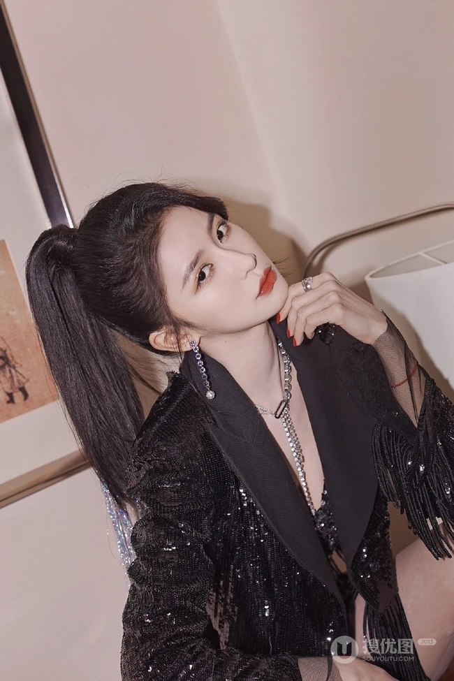 蔡卓宜高扎马尾酷黑穿搭个性写真照片