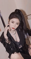 蔡卓宜高扎马尾酷黑穿搭个性写真照片
