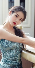 IU李知恩闪亮V领鱼鳞礼裙裙装酒吧吧台气质写真照片