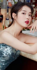 IU李知恩闪亮V领鱼鳞礼裙裙装酒吧吧台气质写真照片
