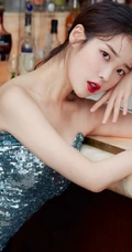 IU李知恩闪亮V领鱼鳞礼裙裙装酒吧吧台气质写真照片