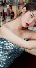 IU李知恩闪亮V领鱼鳞礼裙裙装酒吧吧台气质写真照片