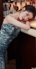 IU李知恩闪亮V领鱼鳞礼裙裙装酒吧吧台气质写真照片