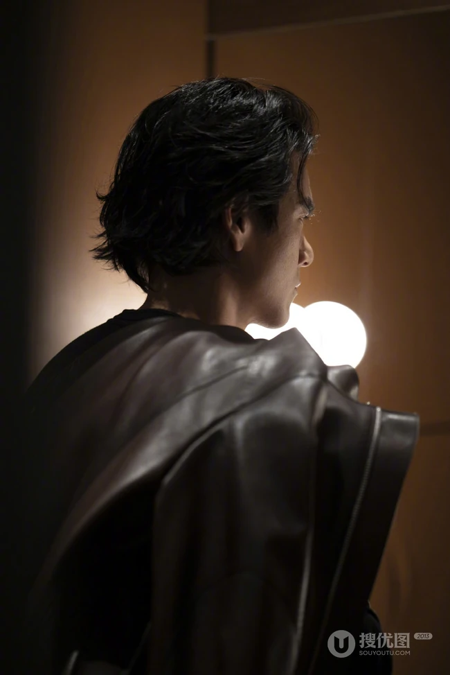 彭于晏酷帅咖色短款皮衣硬朗写真图片