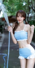 细腰线条感白皙肌肤双马尾辫少女蓝色肩带衣泳装穿搭气质写真照片