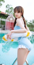 细腰线条感白皙肌肤双马尾辫少女蓝色肩带衣泳装穿搭气质写真照片