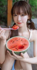 细腰线条感白皙肌肤双马尾辫少女蓝色肩带衣泳装穿搭气质写真照片