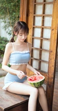 细腰线条感白皙肌肤双马尾辫少女蓝色肩带衣泳装穿搭气质写真照片
