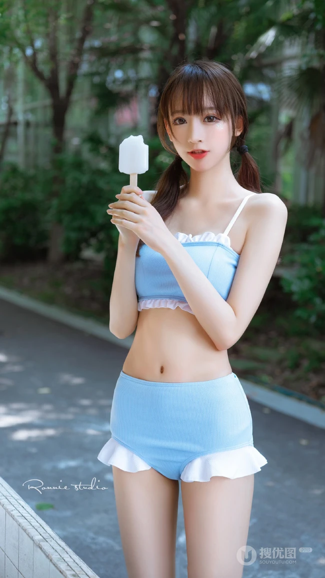 细腰线条感白皙肌肤双马尾辫少女蓝色肩带衣泳装穿搭气质写真照片