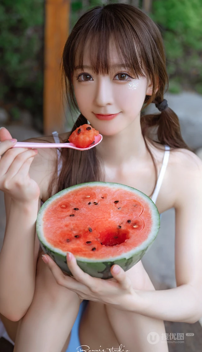 细腰线条感白皙肌肤双马尾辫少女蓝色肩带衣泳装穿搭气质写真照片