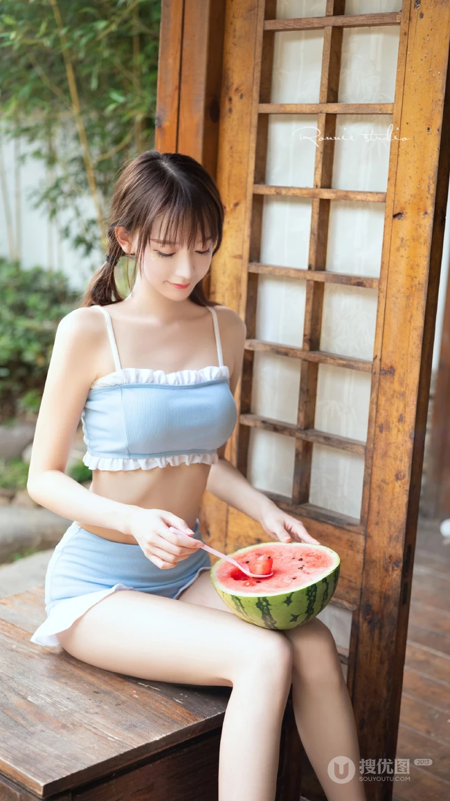 细腰线条感白皙肌肤双马尾辫少女蓝色肩带衣泳装穿搭气质写真照片