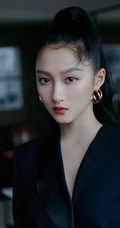 关晓彤高扎马尾复古摩登V领黑衣街拍写真照片