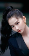 关晓彤高扎马尾复古摩登V领黑衣街拍写真照片