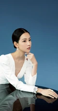 温文尔雅，美丽动人，陈都灵素衣白裙加盘发造型气质写真图片