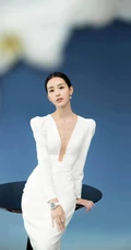 温文尔雅，美丽动人，陈都灵素衣白裙加盘发造型气质写真图片