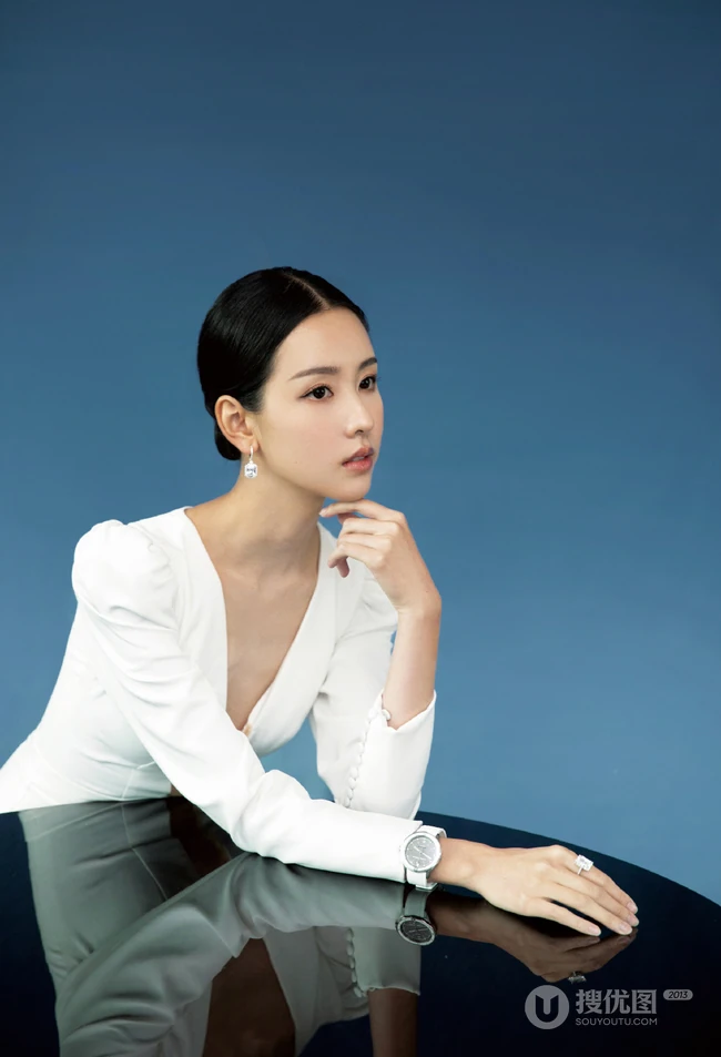 温文尔雅，美丽动人，陈都灵素衣白裙加盘发造型气质写真图片