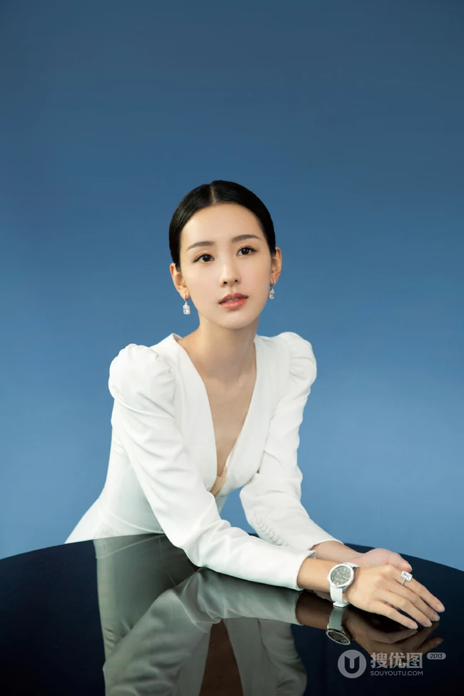 温文尔雅，美丽动人，陈都灵素衣白裙加盘发造型气质写真图片