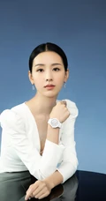 温文尔雅，美丽动人，陈都灵素衣白裙加盘发造型气质写真图片